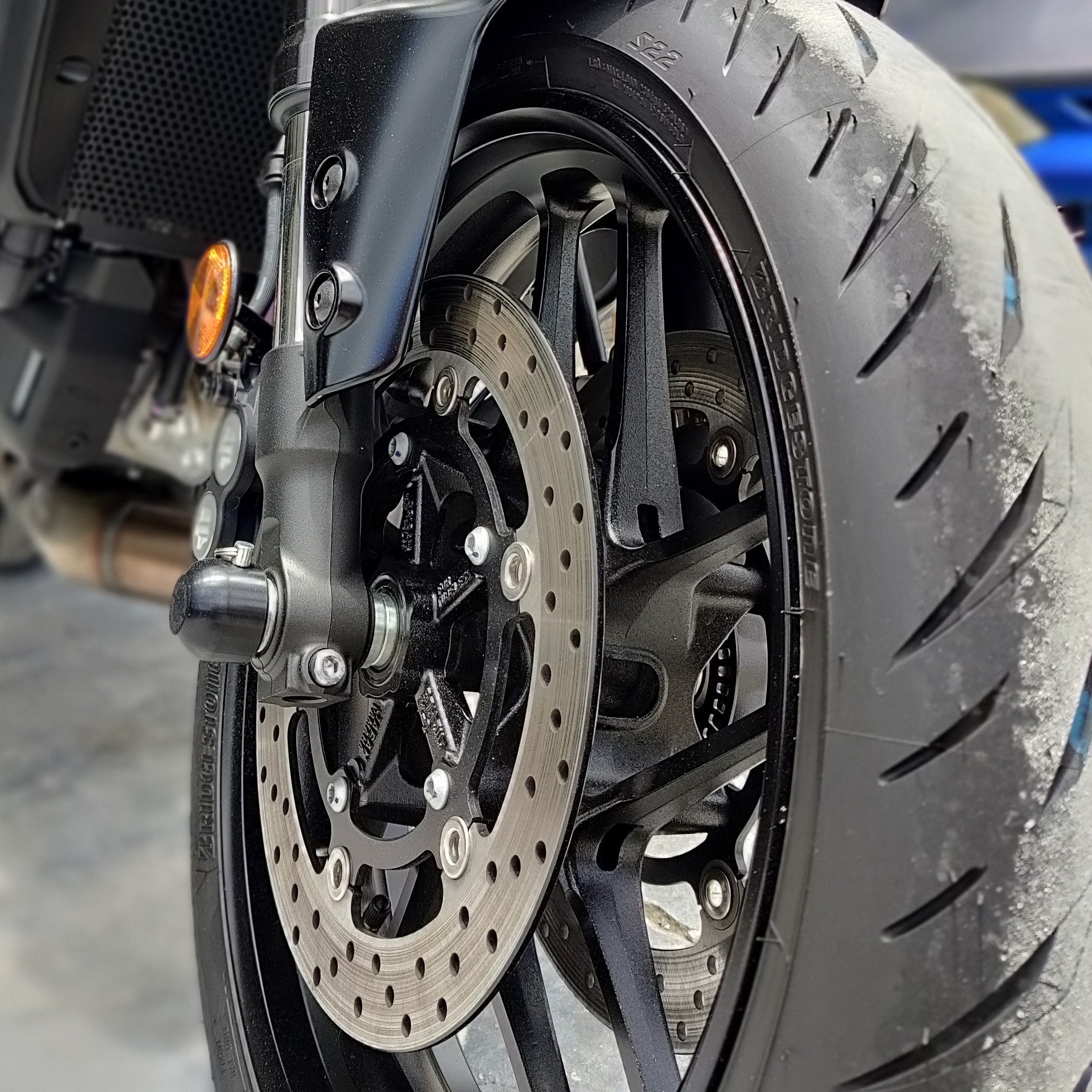Woodcraft Front Axle Sliders - Yamaha FZ1 (2006-2015), FZ6 (2006-2010), MT-09/Tracer 900 (2021-2024)